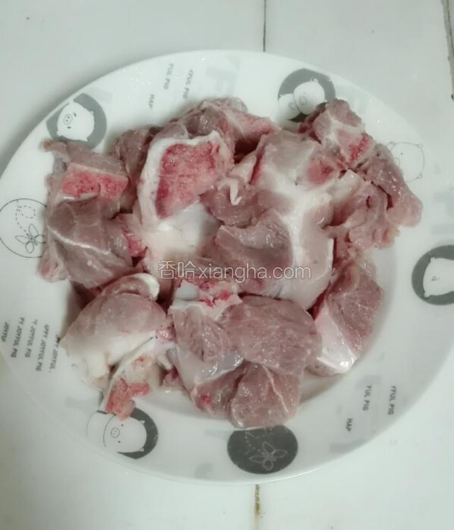 猪骨冲洗干净，去除血水。
