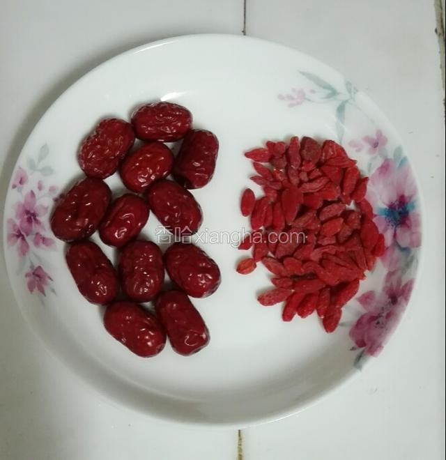 红枣，枸杞子洗干净，生姜去皮切片。