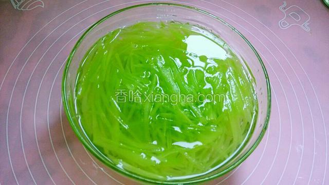 焯好的莴笋丝放入清水中冰一下。