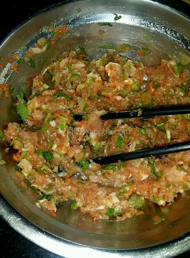 做肉馅：准备好的猪肉馅里放入葱花，姜末，花椒，盐，鸡粉，油，顺着一个方向搅拌均匀。
