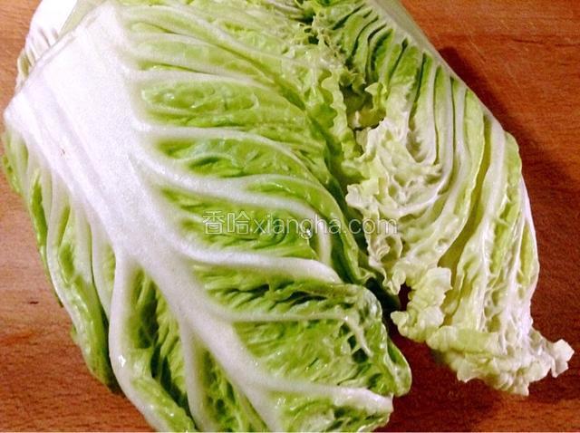 白菜选大的，绿色的叶子洗净。