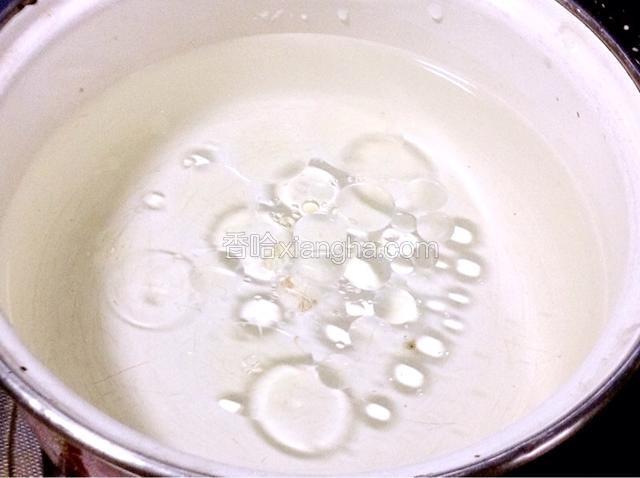 锅中放入水，加入适量的油（使得菜叶更加鲜亮）