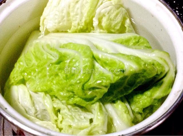 白菜焯水备用。