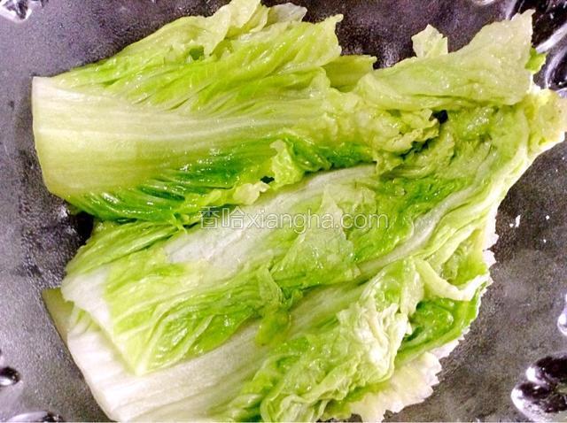 焯后攥干备用。