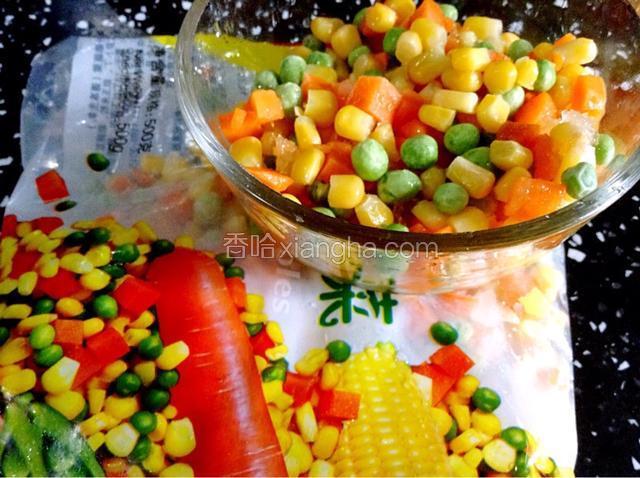 准备蔬菜丁。