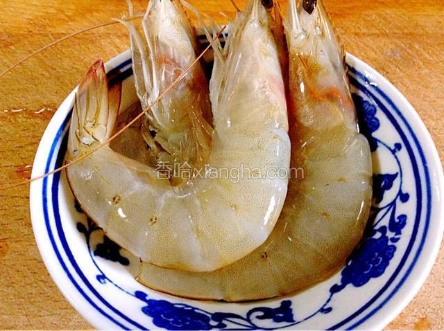 虾洗净，剥皮，去虾线。