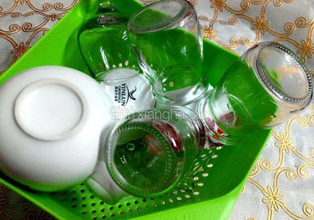 准备酸奶瓶（沥干水分）