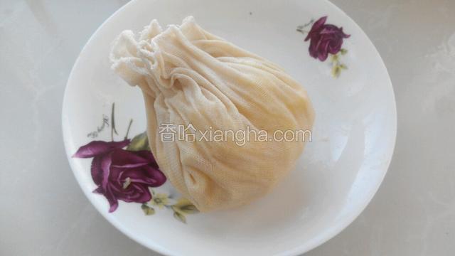同样方法用纱布把菠萝包起来。