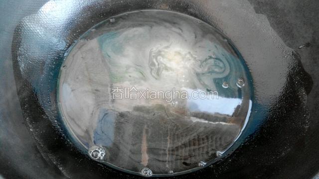 把菠萝水、白糖和麦芽糖倒入锅中，大火煮开后转小火搅拌至糖完全溶解。