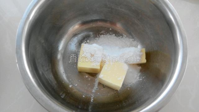 把糖粉和盐倒入黄油中。