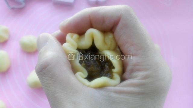 用虎口慢慢地把饼皮推上来，直至收口。