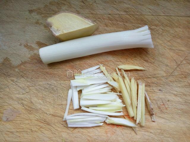 葱姜切丝备用