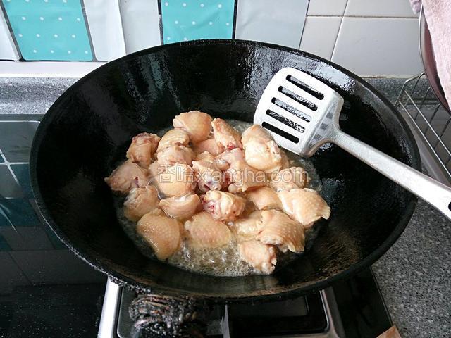 锅中放少许油，油热煸炒鸡翅块，煸炒表面微黄捞出备用