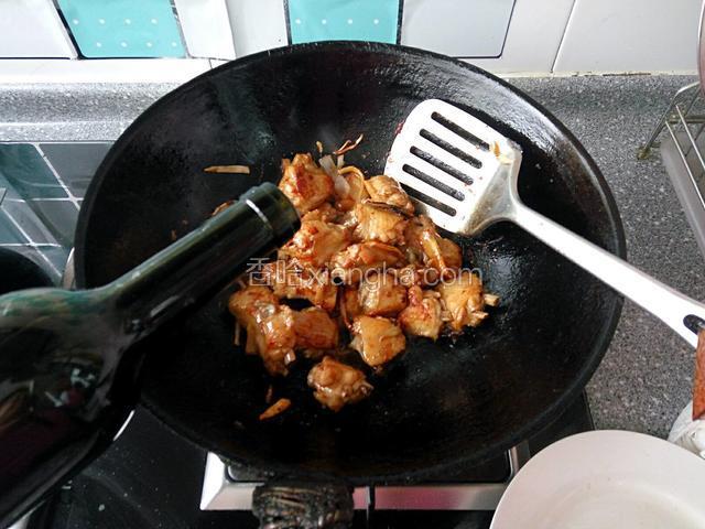 倒入红酒沫过鸡翅