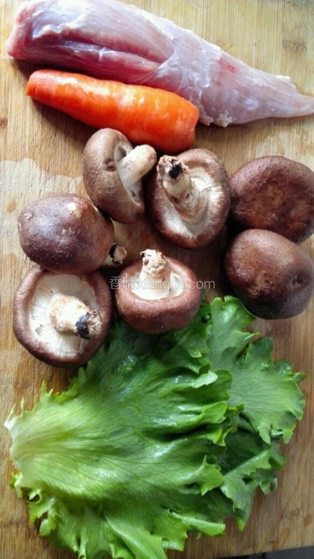 里脊肉，胡萝卜，香菇，葱，姜，生菜洗净备用
