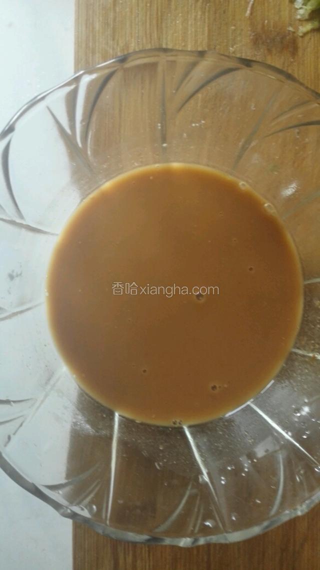 淀粉，生抽，盐，甜面酱加水调汁，锅热放油，把调好的汁倒入油锅中搅匀，开锅后放入鸡精