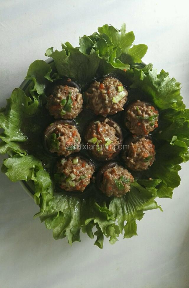 把蒸好的香菇摆放已铺垫好的生菜上，把汁浇到香菇上面，撒点香葱点缀，美味的蒸蒸日上就做好啦！
