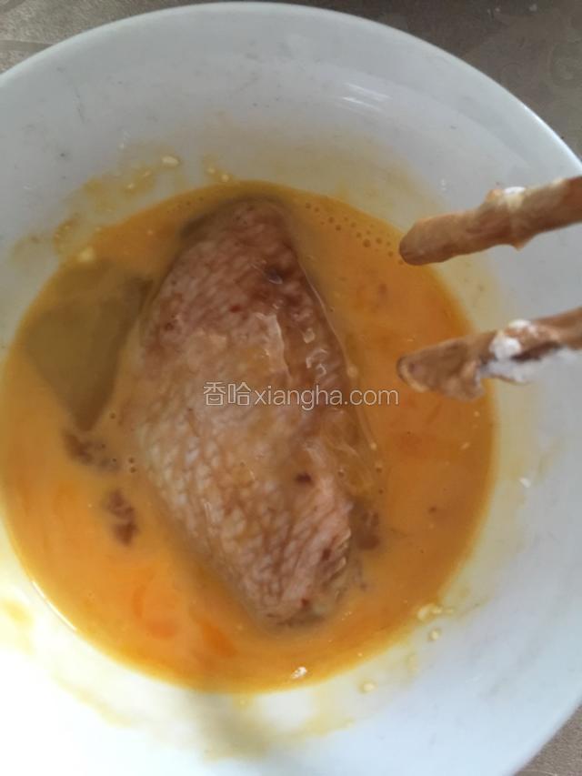 碗中打一个鸡蛋，搅拌均匀，放入鸡翅，沾上蛋液！