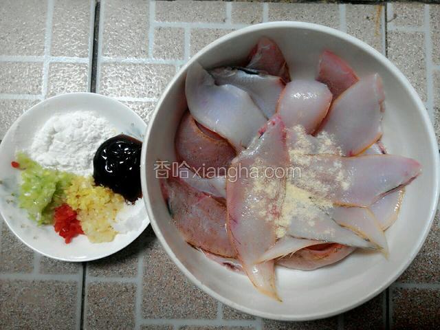 准备好辅料，（葱切细，姜蒜剁碎，辣椒剁碎）（生粉蚝油，盐，鸡精）放一起腌制鱼