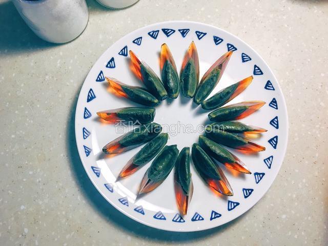 皮蛋剥壳洗净，一个皮蛋切成8块，均匀装盘。
