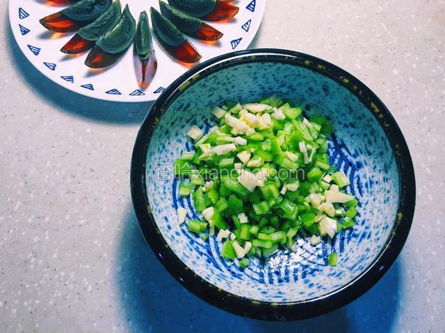 青椒洗净，切碎，混合姜蒜末备用。