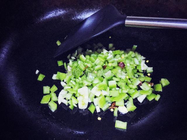 锅里少油加热，倒入青椒姜蒜末，煸到香味出来。