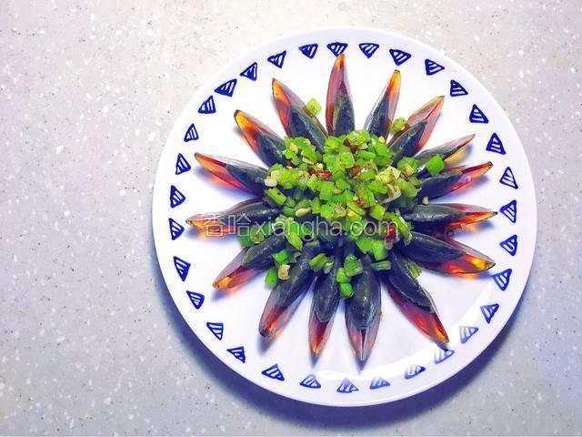将煸炒后的青椒姜蒜末放入皮蛋中间。