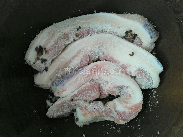 将摸好花椒盐的肉先放一层进缸里。