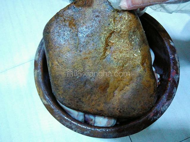 再用大石头压住。腌制的第3、4天，每天给肉翻身一次。就无需再翻身了。