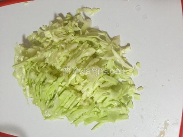 包菜切丝。