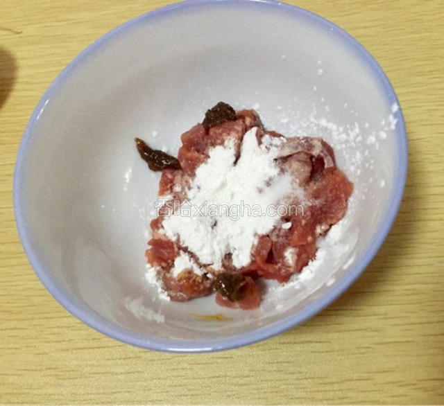 牛肉切片，用一小勺生粉和适量盐，加一汤勺水拌均匀。