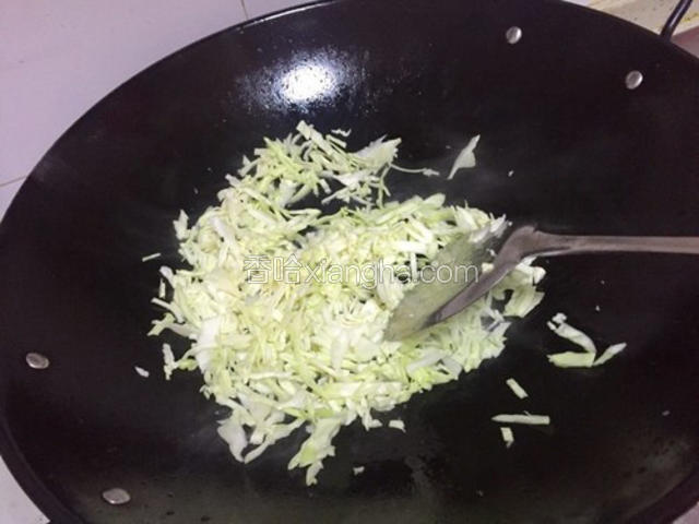 锅里热油，放入大蒜，煸香，包菜倒入，翻炒，加入50ml水，闷5分钟。熟了加入适量盐拌均匀。