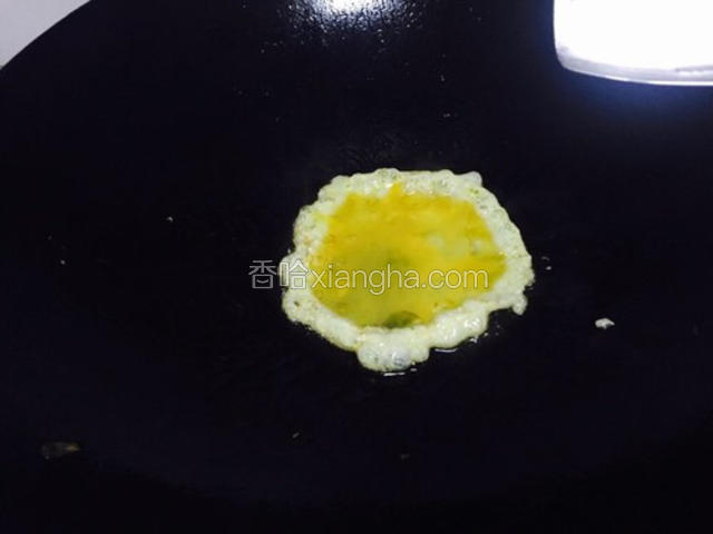 锅里热油，倒入鸡蛋液，炒成蛋花。
