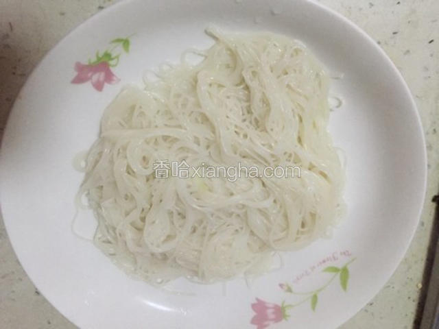 米粉熟了捞起来。