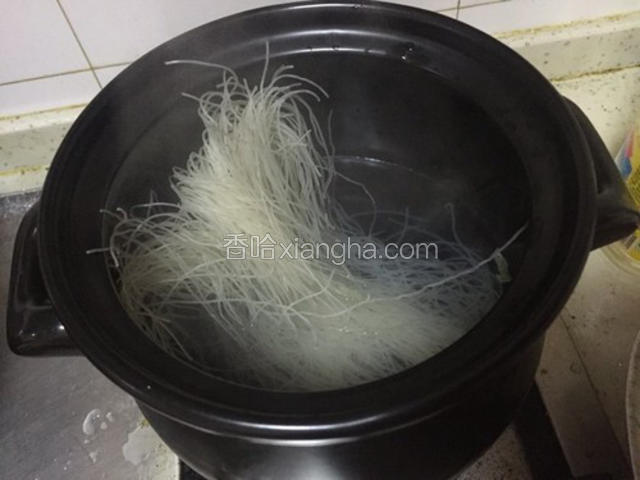 另一个锅里水开了，放入米粉煮软。