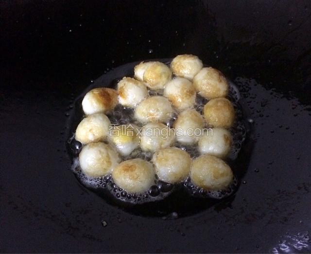 锅里倒入适量的油，烧至7成热，放入鹌鹑蛋中小火炸出虎皮…
