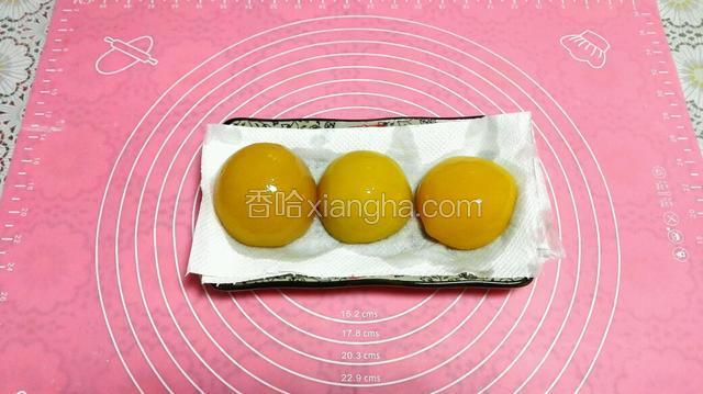 这时候就可以将淡奶油打好，将黄桃罐头取出几块放在厨房用纸上吸干水份