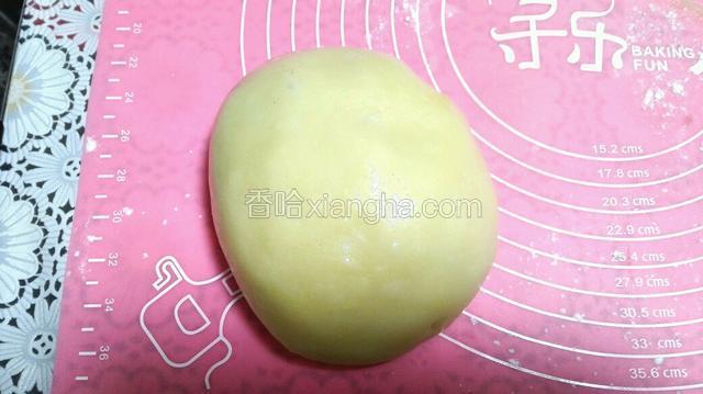 将冷却好的糯米粉揉成团，准备一个小碗，包馅料的时候用
