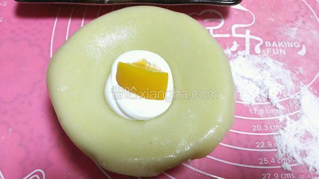 将奶油挤到面片上面，在奶油上放一块黄桃，在挤少许奶油