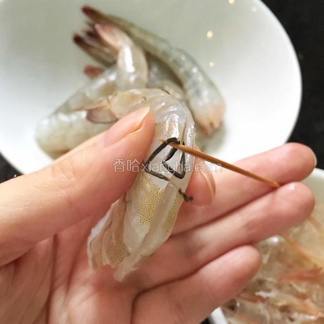 虾开背去泥沙线。