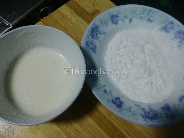 准备一份干生粉，一份用蛋白调的生粉糊。