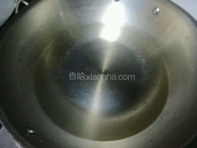 锅里放适量的水，小青菜下锅放点盐煮熟出锅，不要太烂。