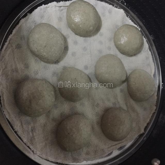 锅中放水烧成温水，蒸盘放上蒸布，把小面团揉圆后放上蒸盘，放到锅里醒发20分钟