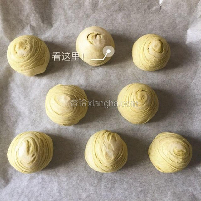 出炉晾凉就可以吃喽！（这里有一个例品：上排第二个，就是我前面提到的必须擀完面团用背面包馅，反之就成这样没有层次了，大家可以对比一下）