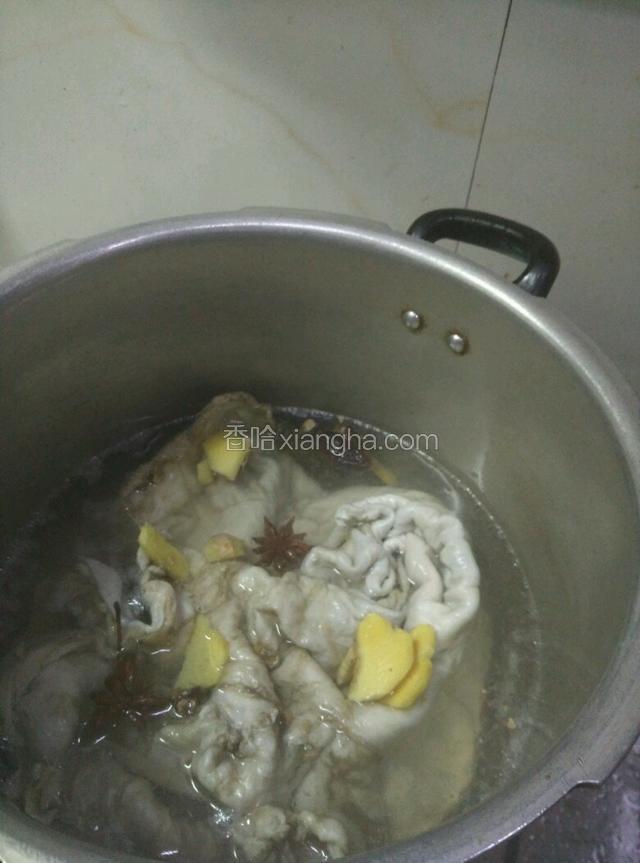 锅里的水烧开以后放入羊肚，加入料酒。再烧开，用勺子，撇去上面的浮沫。
然后加入，盐，八角 生姜，红椒干，香叶，花椒，草果，大葱段。