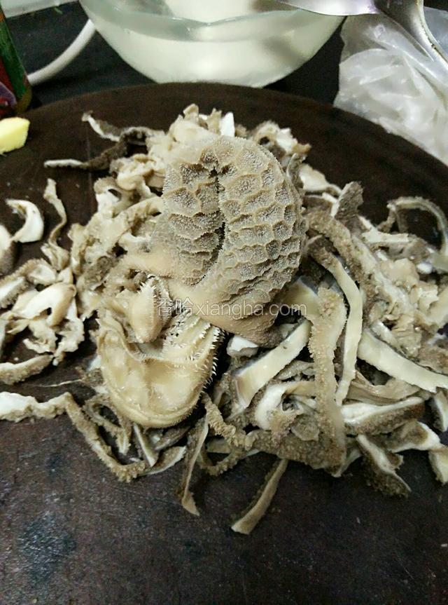 全部切完以后，可以留一半拿去烧菜。
拿一半，放进一个大碗里加入，生抽，鸡精香菜，芝麻油拌均匀。