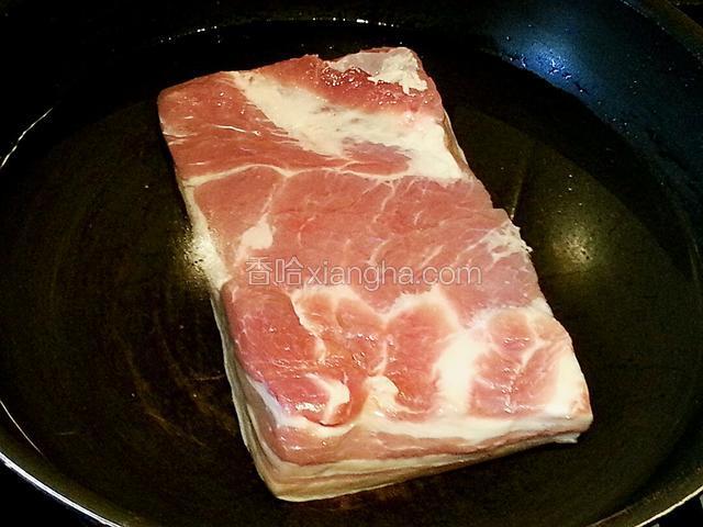 五花肉凉水入锅，煮开后捞出，夹净猪毛，冲洗干净