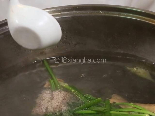 加入姜，葱，盐15克，胡椒粉4克，大火烧开。