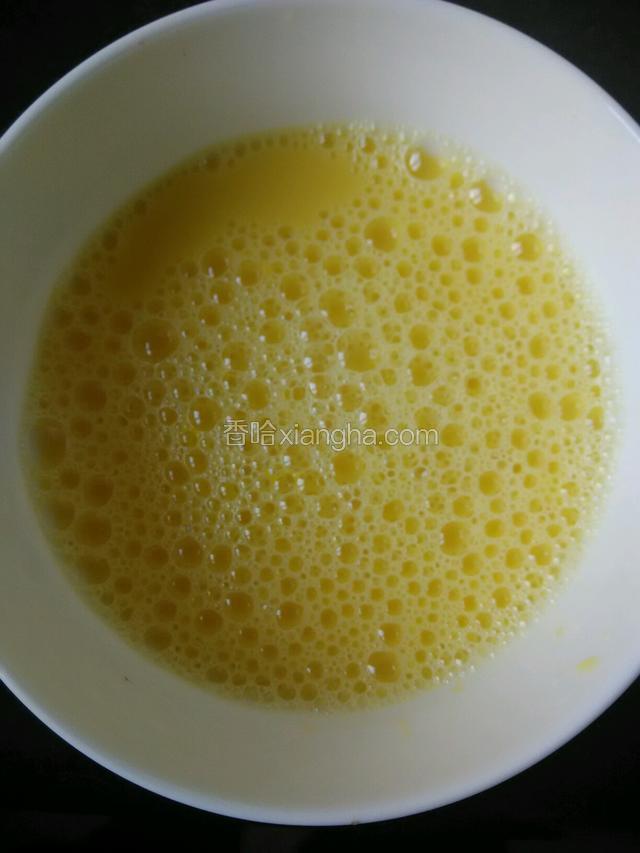鸡蛋加温水用筷子打散，加一点盐