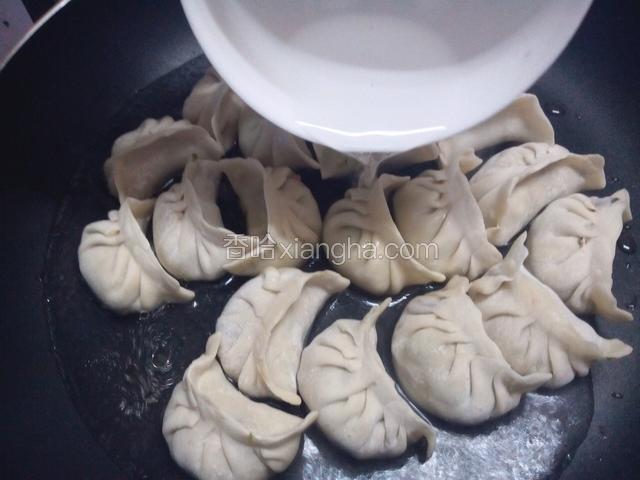 加入半碗开水。